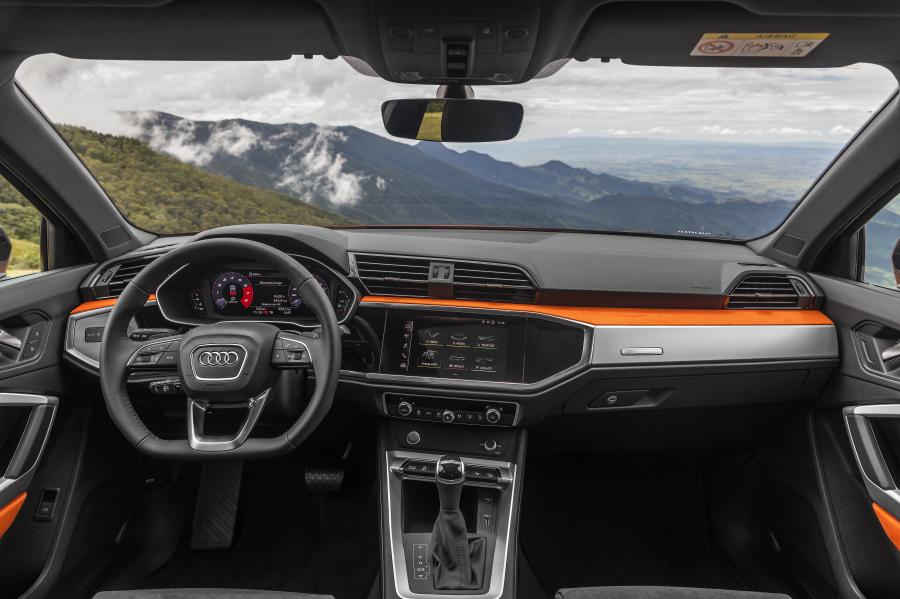 Торпедо Audi Q3 35 TFSI 2019 года  (LA) (фото 17 из 20)